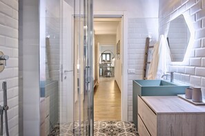 Shower, hair dryer, bidet, towels