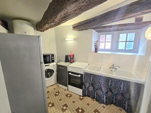 Fridge, microwave, oven, coffee/tea maker - Charming Cottage in Quiet Village, Near Lalinde - Garden, Baby Equipment, Pet-Friendly (Saint-Marcel-du-Périgord)