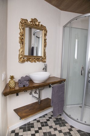 Douche, séchoir à cheveux, bidet, serviettes fournies