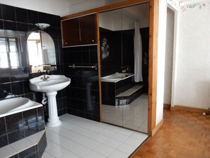 Baignoire, séchoir à cheveux, bidet, savon