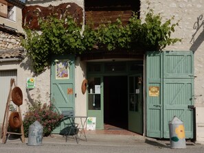 Exterior detail - Old stones near the Verdon (Estoublon)
