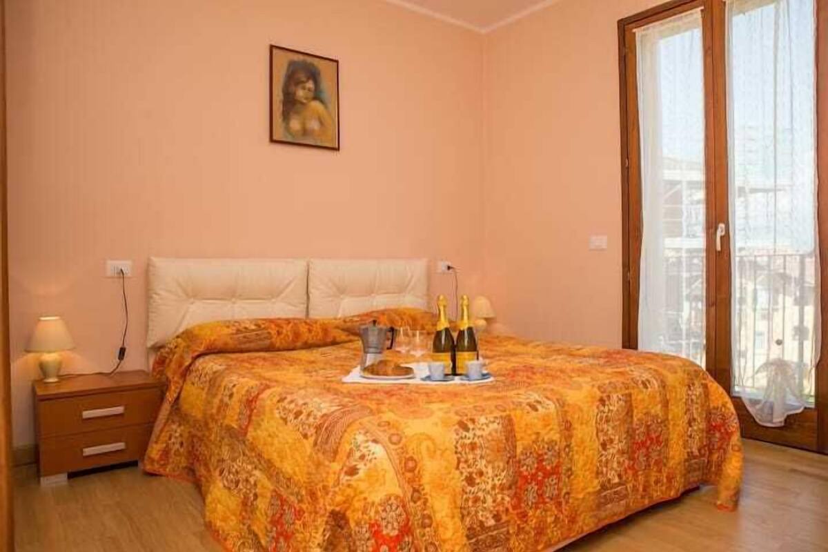 1 bedroom, hypo-allergenic bedding, desk, laptop workspace