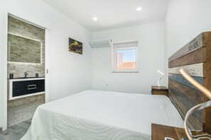 1 slaapkamer, een strijkplank/strijkijzer, reisbedje, gratis wifi