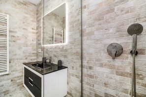 Dusche, Haartrockner, Handtücher, Seife