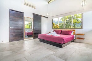 3 Schlafzimmer, Schreibtisch, Bügeleisen/Bügelbrett, Reisekinderbett