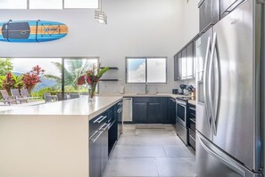 Geladeira, micro-ondas, fogão, cooktop