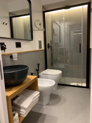 Appartamento | Bagno | Doccia, asciugacapelli, bidet, asciugamani