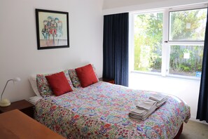 2 quartos, ferros/tábuas de passar roupa, berço de viagem