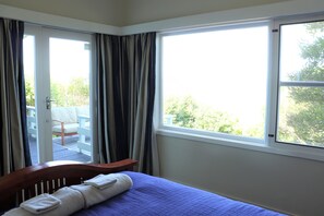 2 quartos, ferros/tábuas de passar roupa, berço de viagem