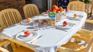 A table set for breakfast with plates, cutlery, and a fruit basket. - Fidalsa Bay View Romance (Guardamar)
