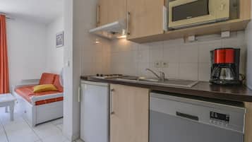 Fridge, microwave, dishwasher, coffee/tea maker