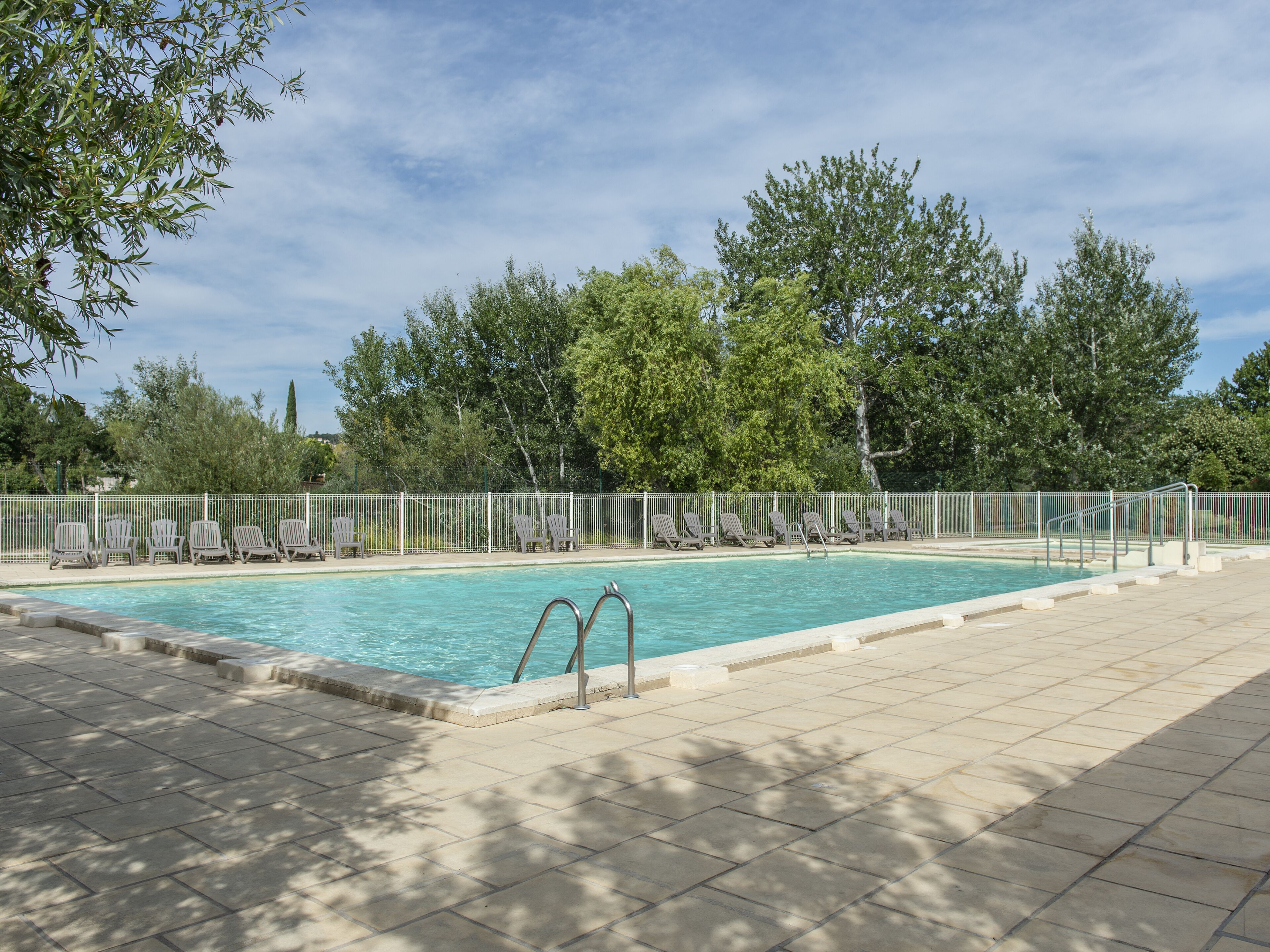 季节性开放的室外游泳池