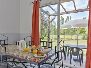 Téléviseur, table de ping-pong