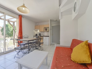 Fridge, microwave, dishwasher, coffee/tea maker - Résidence Sun hols - Les Rives du Lac (Saint-Saturnin-les-Avignon)
