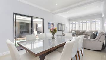 House (6 Bedrooms) | Interior