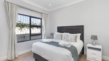 House (6 Bedrooms) | Interior