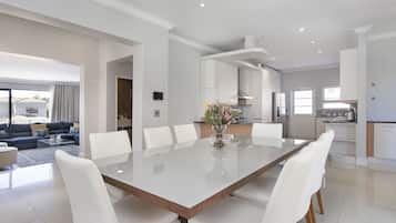 House (6 Bedrooms) | Interior