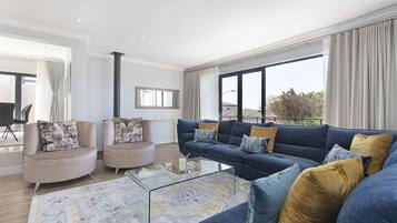 House (6 Bedrooms) | Interior