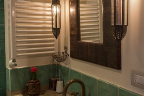 Combined shower/bathtub, hair dryer, bidet, towels