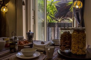 Un desayuno con vistas a un paisaje rocoso a través de una ventana.