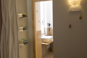 Shower, jetted bath, hair dryer, bidet