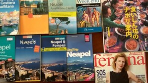 A collection of travel guidebooks and a magazine with various city destinations and themes. - Sui Tetti di Napoli - panoramic terrace 3 (Napoli)