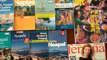 Una selezione di guide turistiche e una rivista con diverse città e temi.