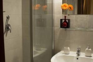 Dusche, Haartrockner, Handtücher