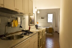 Refrigerador, placa de cocina, cafetera/tetera, utensilios de cocina