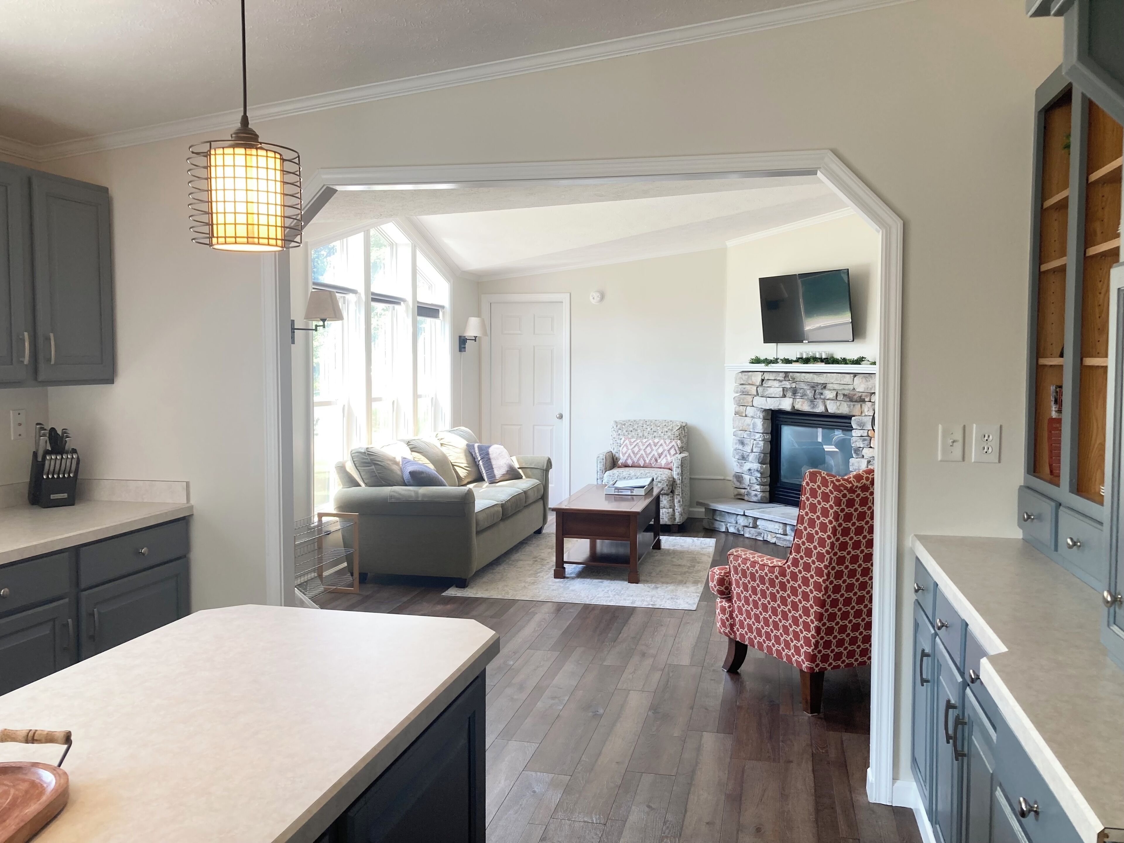 TV connectée, cheminée, livres