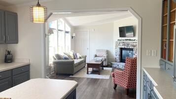 TV connectée, cheminée, livres