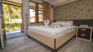 Twin Room | Desk, laptop workspace, WiFi