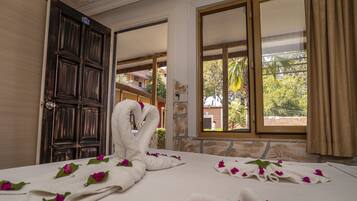 Twin Room | Desk, laptop workspace, WiFi