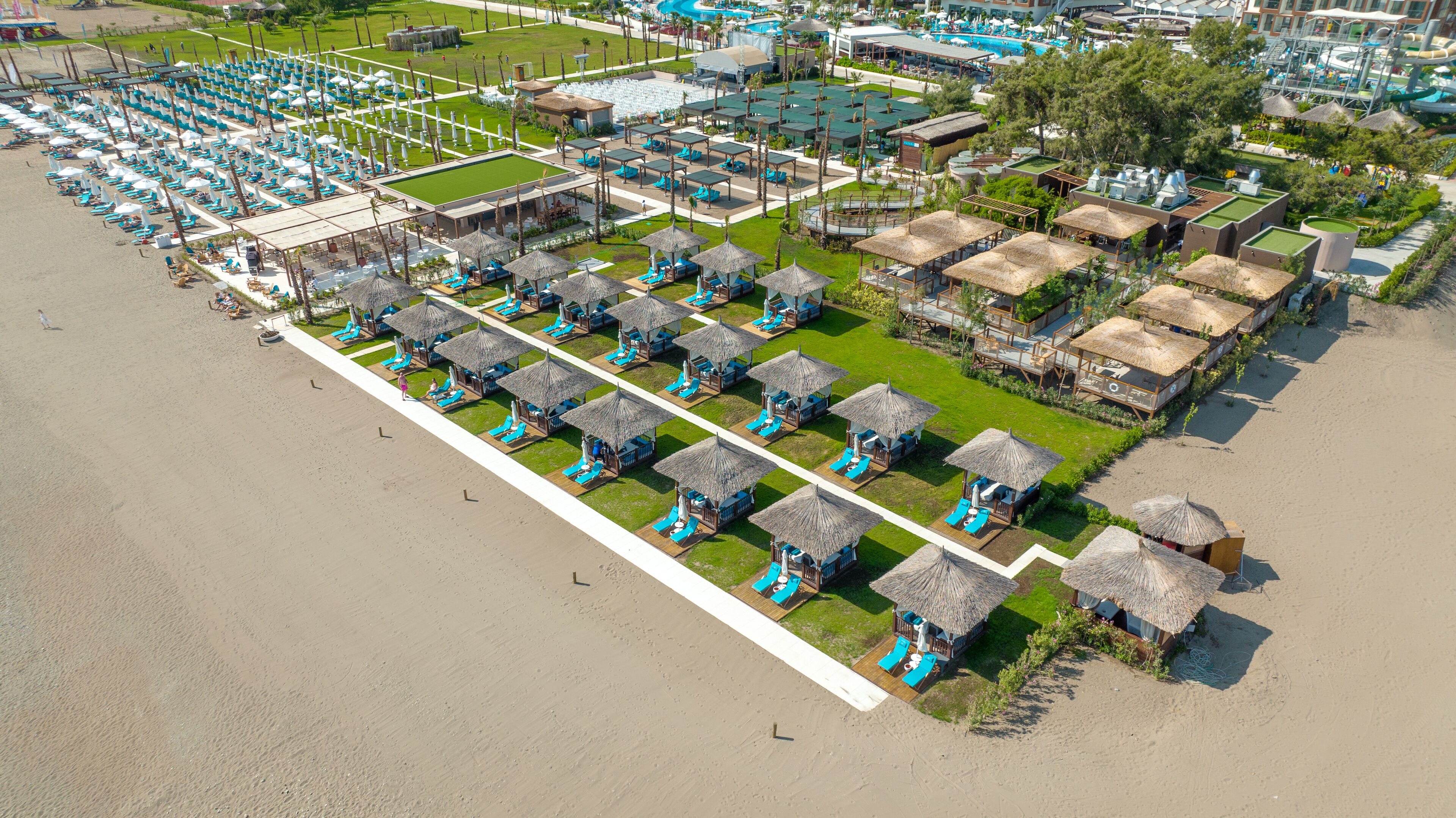 Privatstrand, Cabañas (gegen Gebühr), Liegestühle, Sonnenschirme