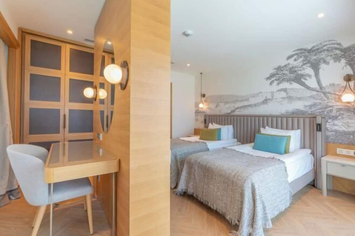Hypo-allergenic bedding, free minibar, in-room safe, laptop workspace