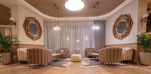 9 bars/lounges, 2 poolbars, een swim-up bar, een strandbar