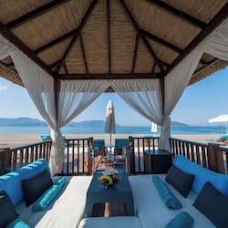 Bãi biển riêng, nhà lều trên biển, ghế dài tắm nắng, dù trên bãi biển