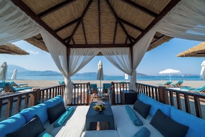 Playa privada, camas de playa, sillas reclinables de playa, sombrillas