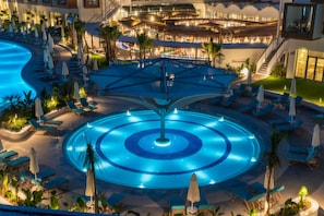 Piscina interna, 13 piscinas externas, guarda-sóis, espreguiçadeiras