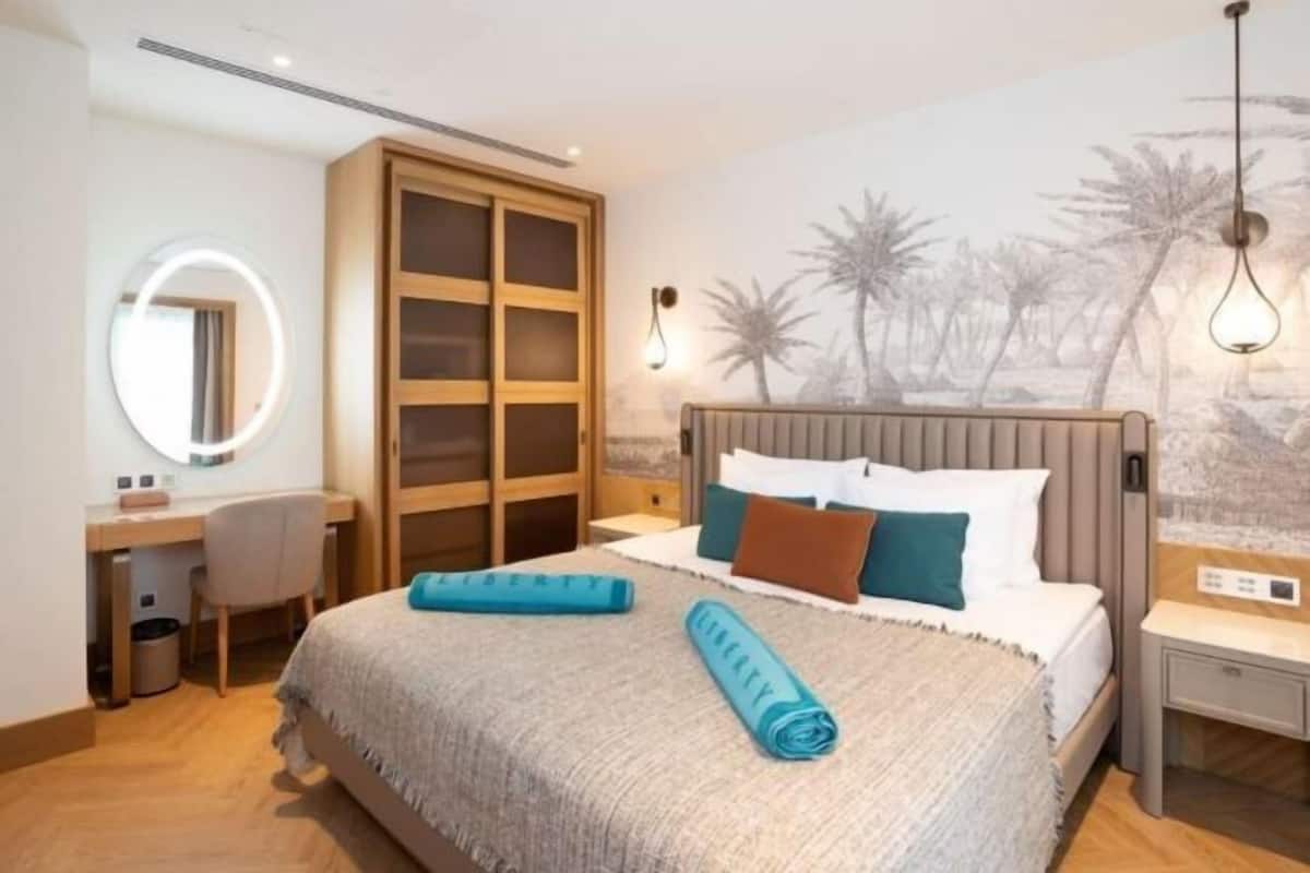 Hypo-allergenic bedding, free minibar, in-room safe, laptop workspace
