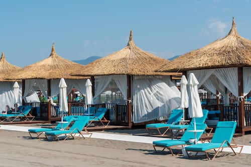 Playa privada, cabañas de playa, tumbonas y sombrillas