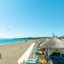 Bãi biển riêng, nhà lều trên biển, ghế dài tắm nắng, dù trên bãi biển