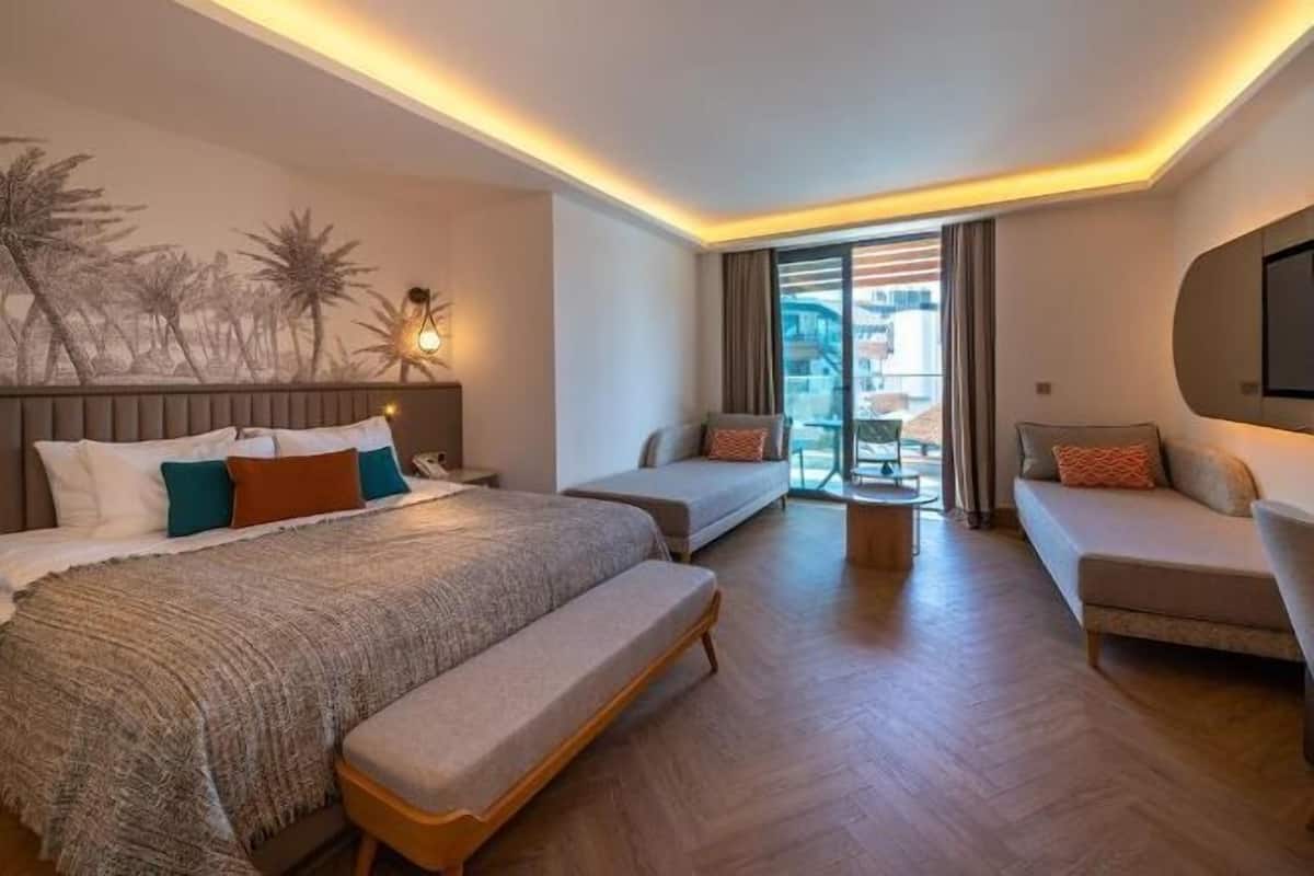 Hypo-allergenic bedding, free minibar, in-room safe, laptop workspace