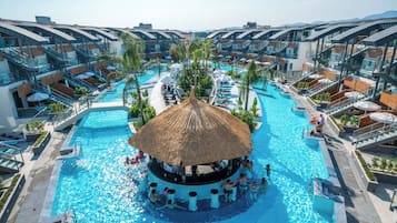 Een binnenzwembad, 13 buitenzwembaden, parasols voor strand/zwembad