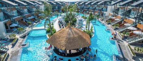 Innenpool, 13 Außenpools, Sonnenschirme, Liegestühle