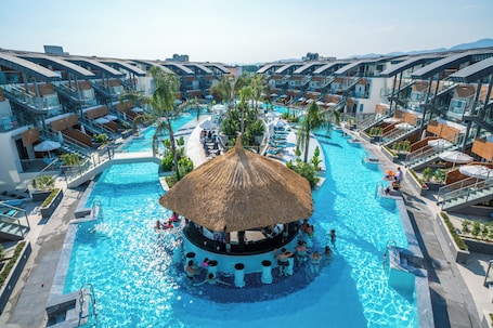 Una piscina techada, 13 piscinas al aire libre, sombrillas