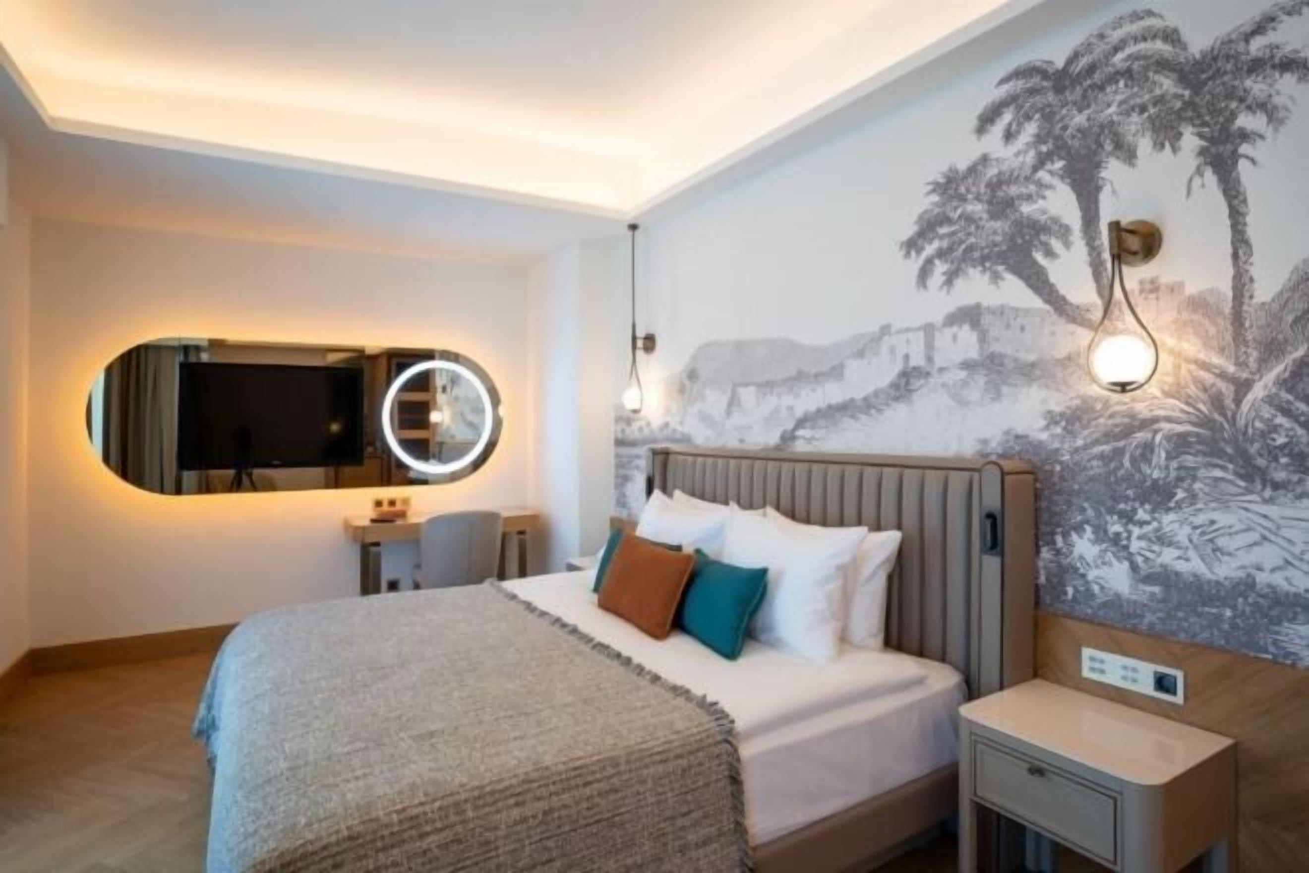 Hypo-allergenic bedding, free minibar, in-room safe, laptop workspace