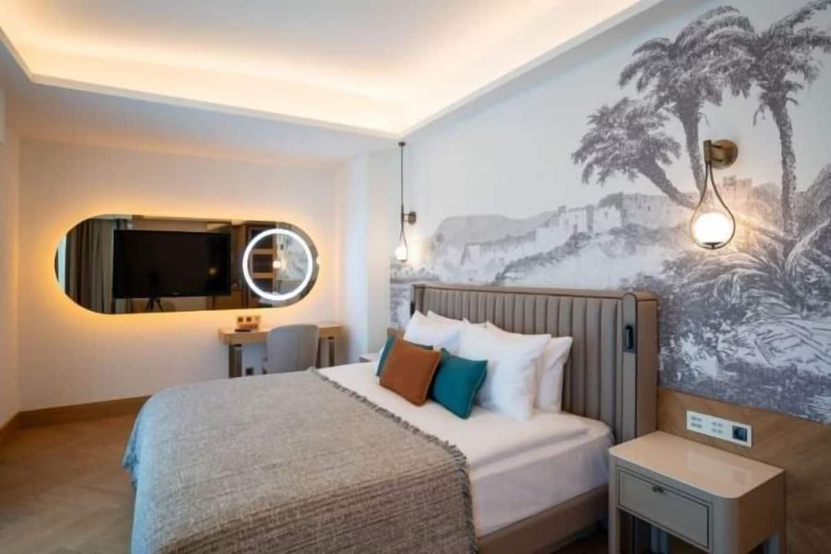 Hypo-allergenic bedding, free minibar, in-room safe, laptop workspace