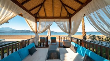 Een privéstrand, cabana's (toeslag), ligstoelen aan het strand, parasols