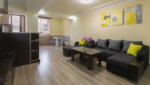 Departamento panorámico, balcón, vista a la colina | Área de sala de estar